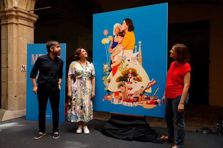 Illustrator David de las Heras, Barcelona mayor Ada Colau, and filmmaker Carla Simón beside the 2022 La Mercè poster (by Guillem Roset)